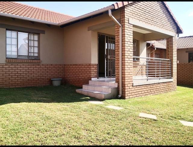 3 BEDROOM TOWNHOUSE FOR SALE IN MOOIKLOOF RIDGE